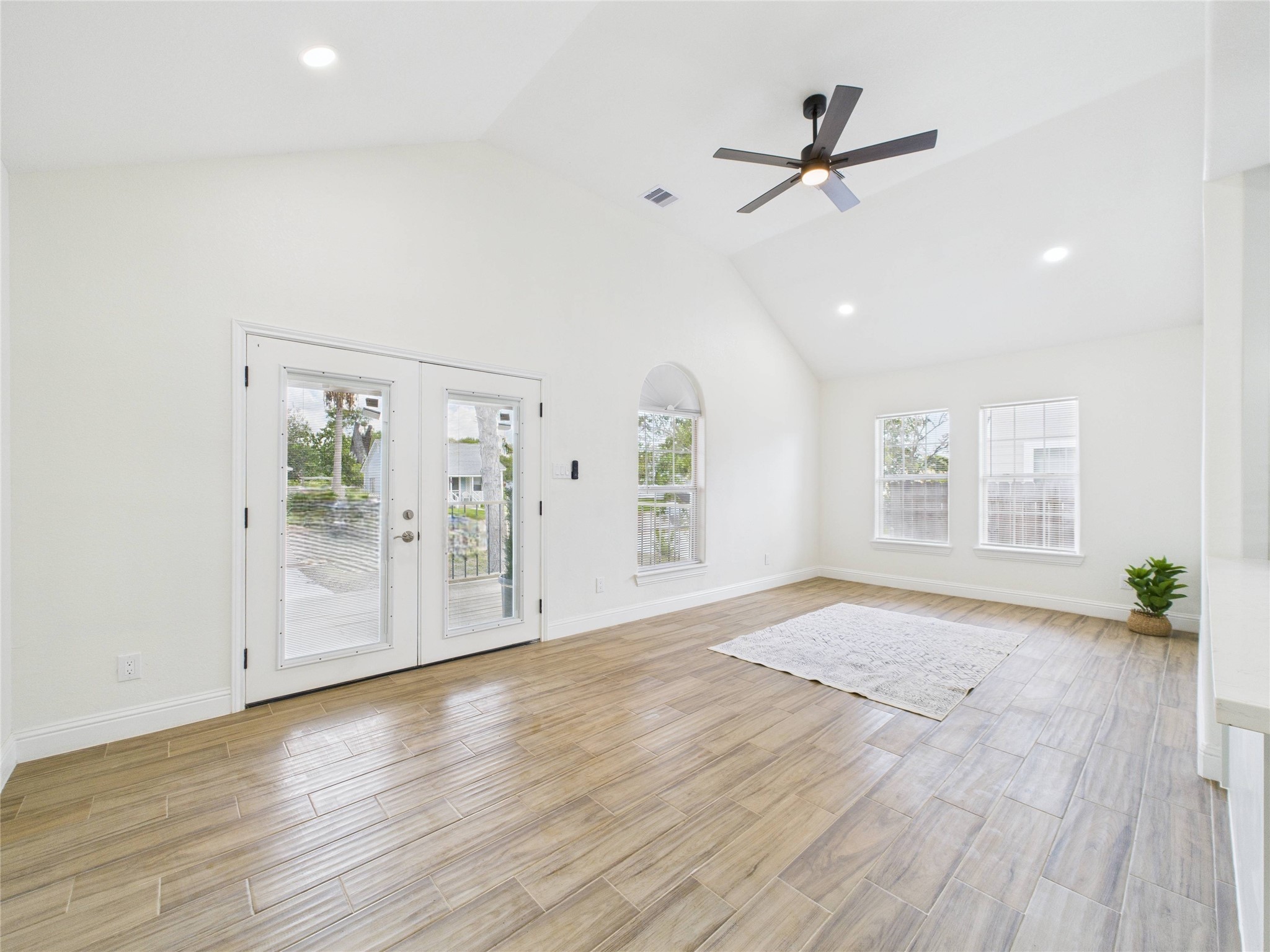 529 West 4th Street Freeport, TX 77541 - Photo 7 of 24 Living room