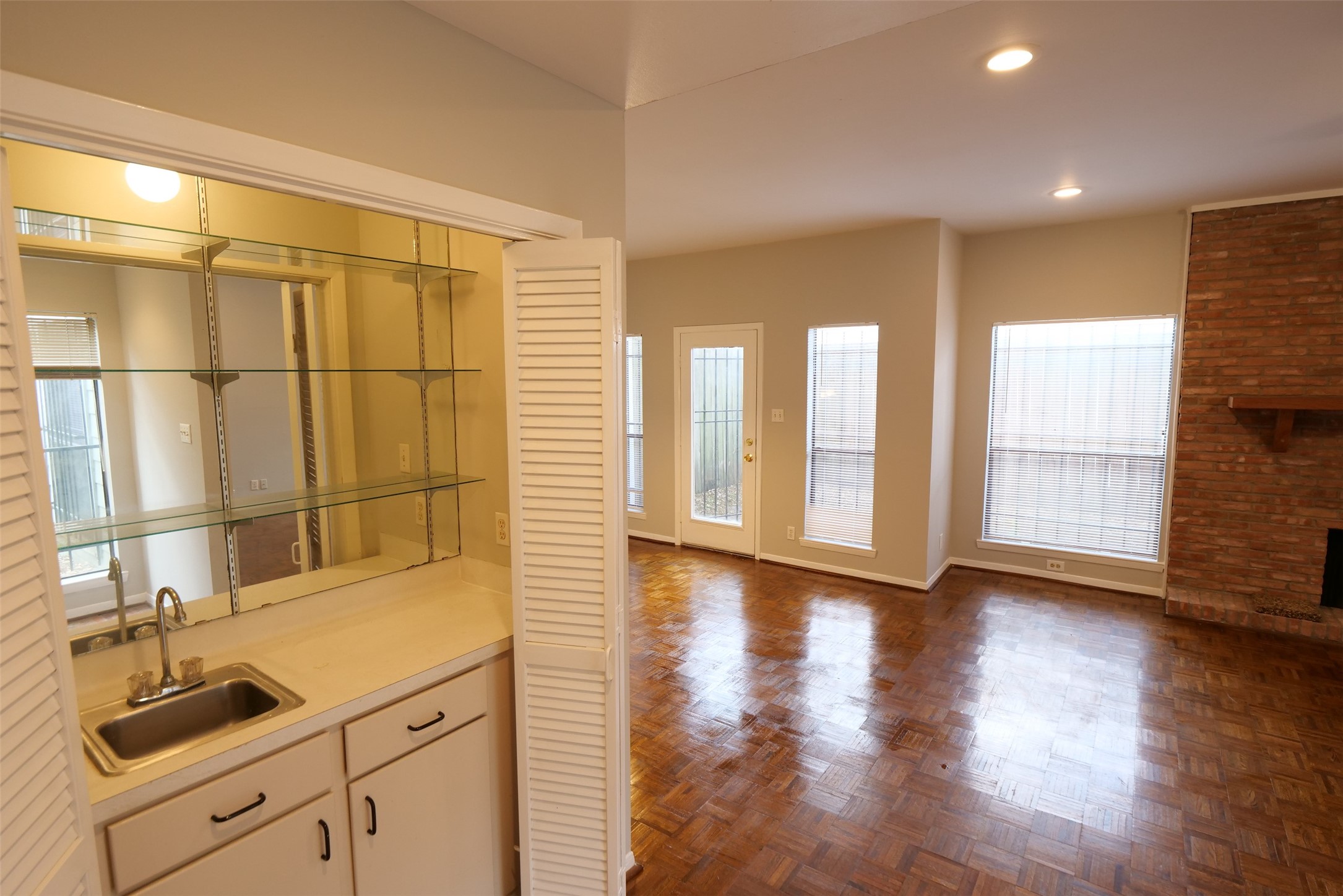 9526 Val Verde Street Houston, TX 77063 - Photo 5 of 36