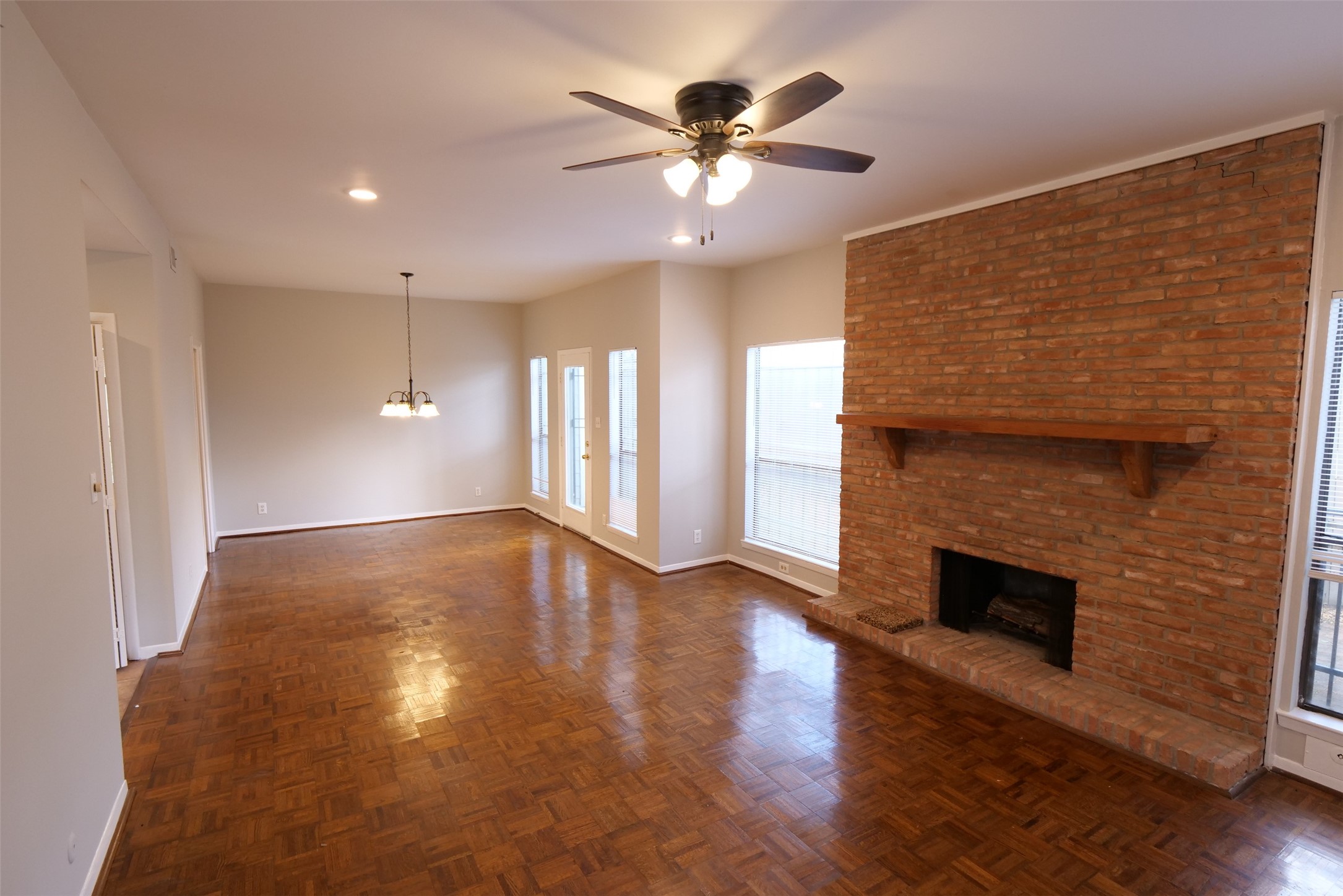 9526 Val Verde Street Houston, TX 77063 - Photo 7 of 36