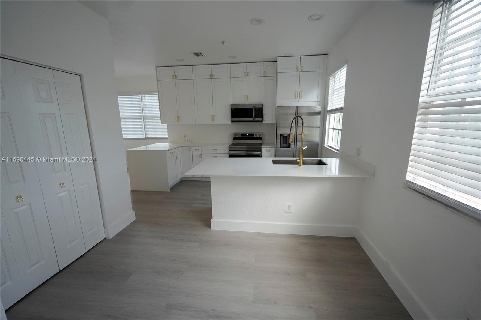123 Harbors Way Boynton Beach, FL 33435 - Photo 13 of 38 a view of cabinets and window