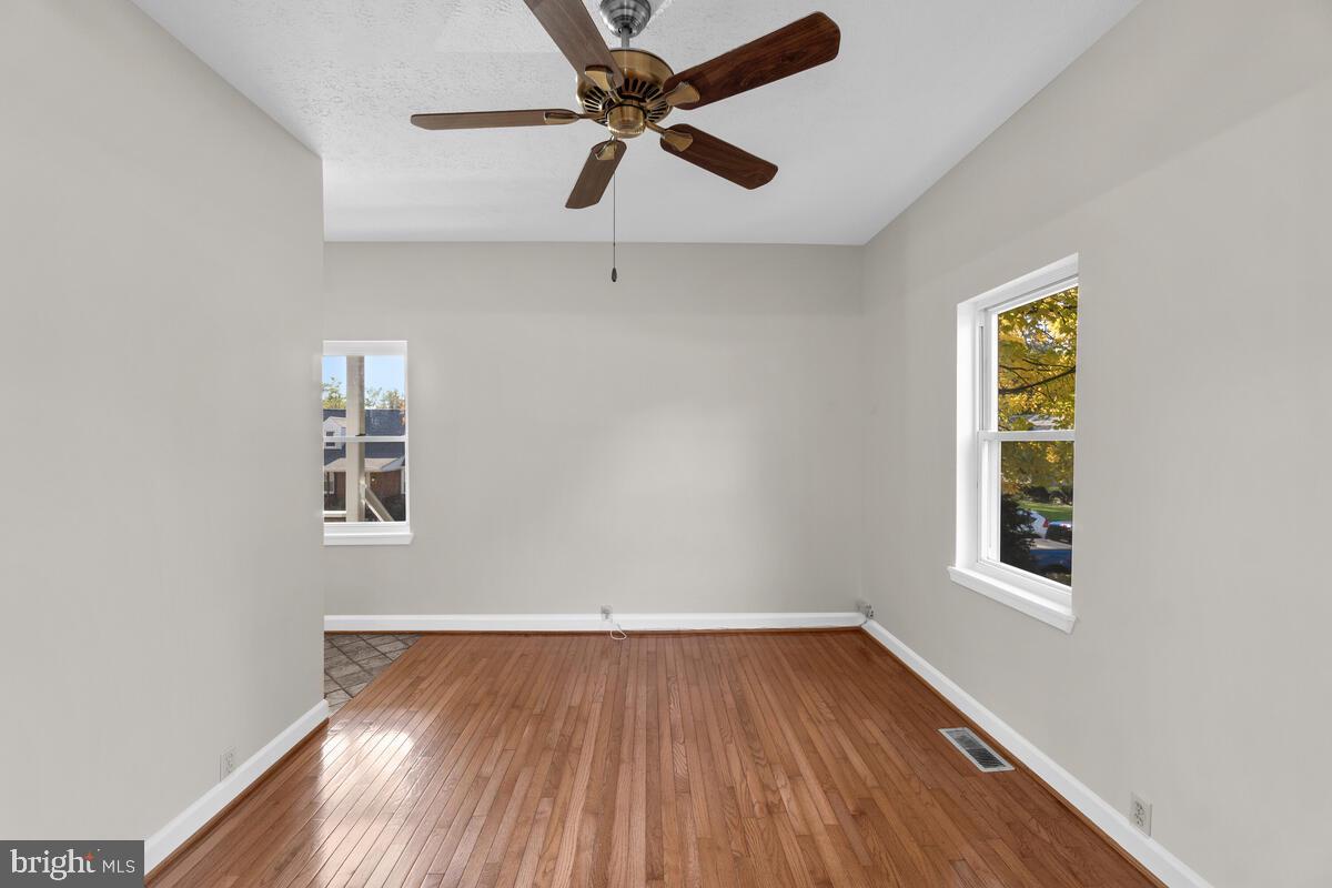 621 Coleraine Road Baltimore, MD 21229 - Photo 20 of 45 Living Room