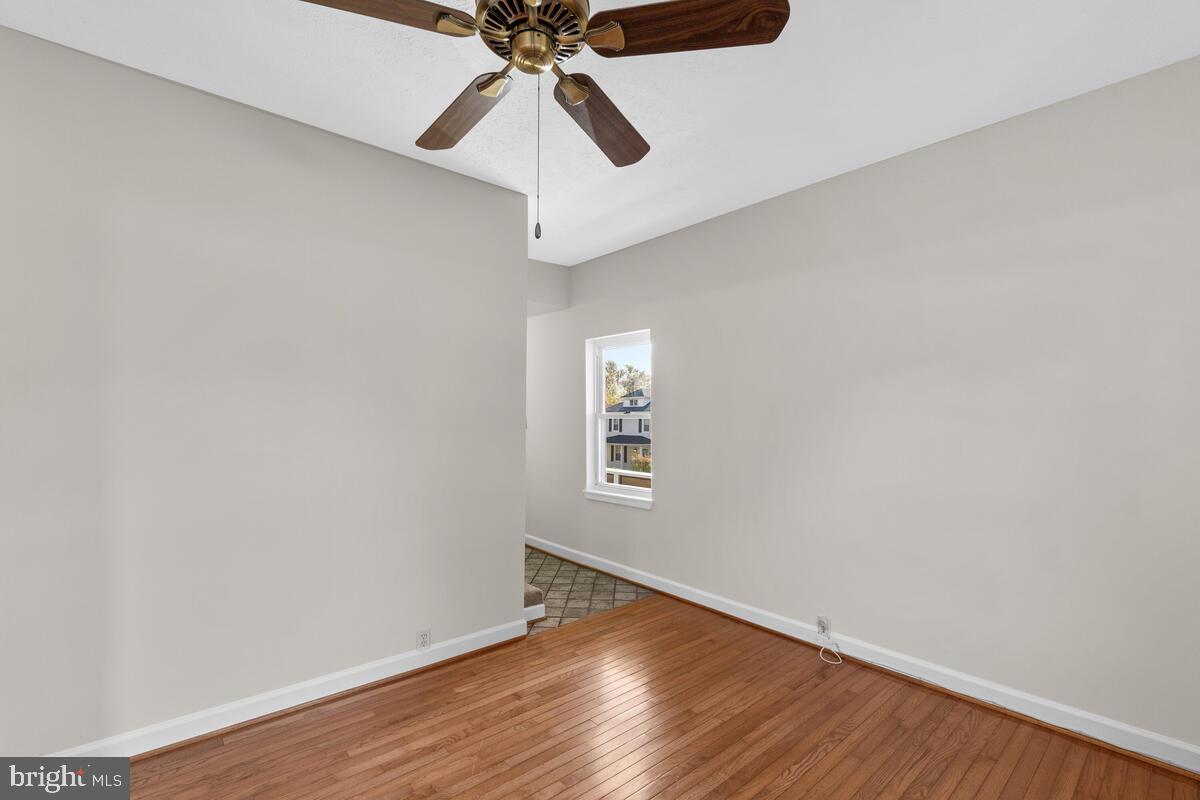 621 Coleraine Road Baltimore, MD 21229 - Photo 21 of 45 Living Room
