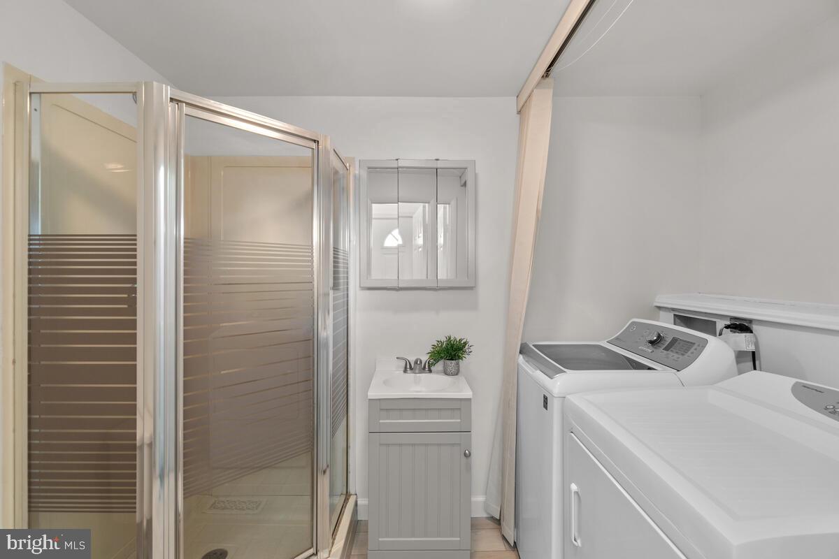 621 Coleraine Road Baltimore, MD 21229 - Photo 24 of 45 Full Bathroom on Main Level