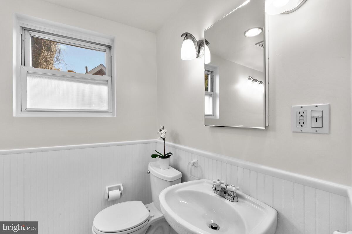 621 Coleraine Road Baltimore, MD 21229 - Photo 34 of 45 Full Bathroom on Upper Level