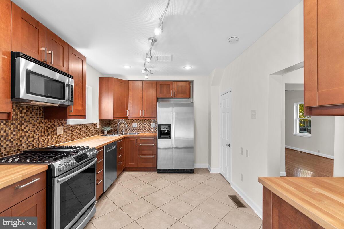 621 Coleraine Road Baltimore, MD 21229 - Photo 6 of 45 Kitchen