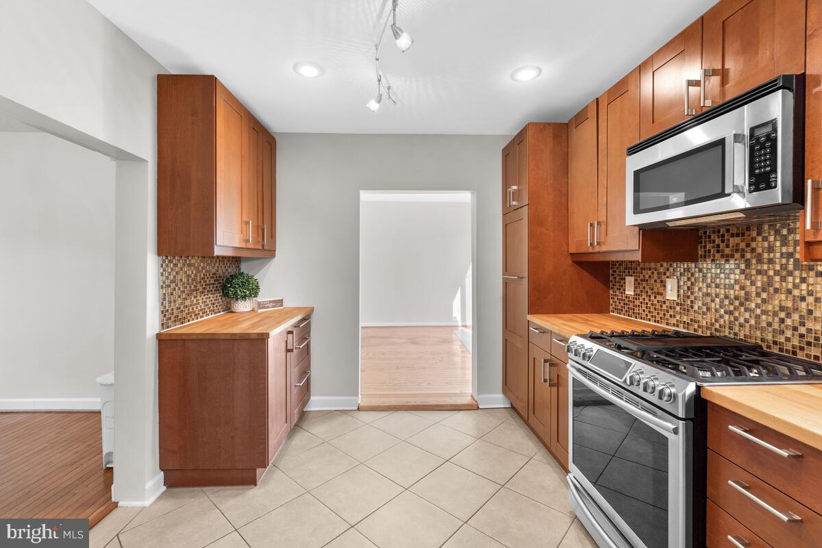621 Coleraine Road Baltimore, MD 21229 - Photo 7 of 45 Kitchen