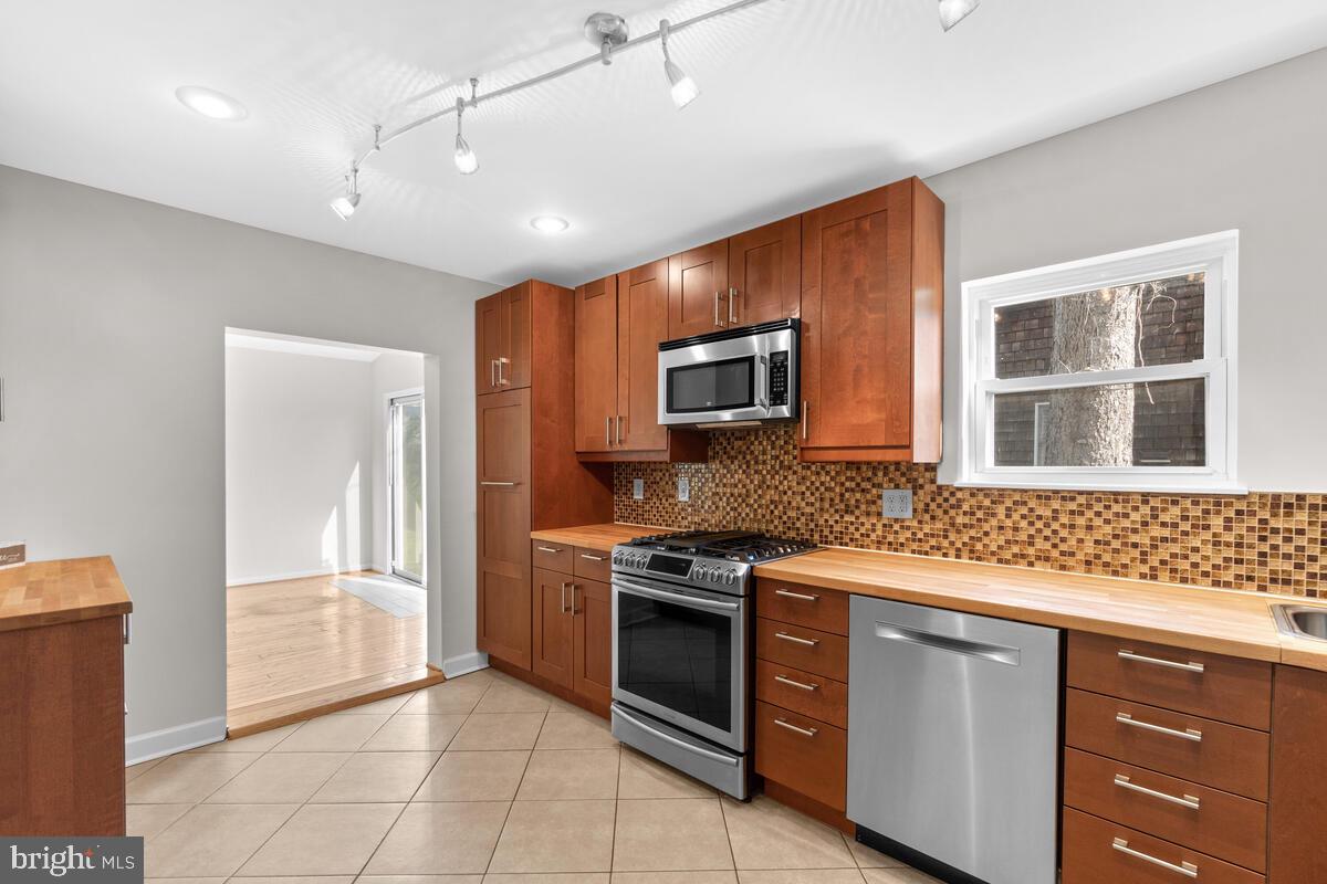 621 Coleraine Road Baltimore, MD 21229 - Photo 8 of 45 Kitchen
