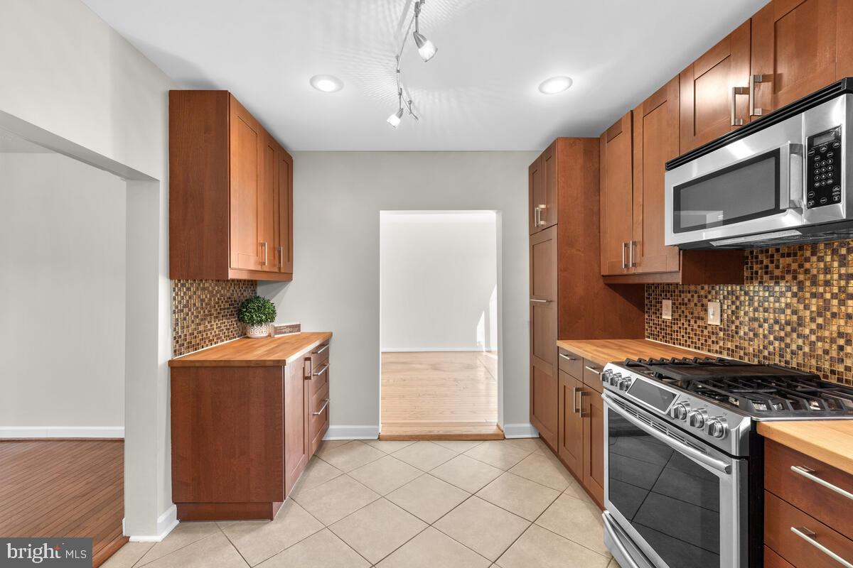 621 Coleraine Road Baltimore, MD 21229 - Photo 9 of 45 Kitchen