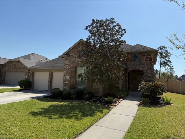 a view of a house with backyard and garden