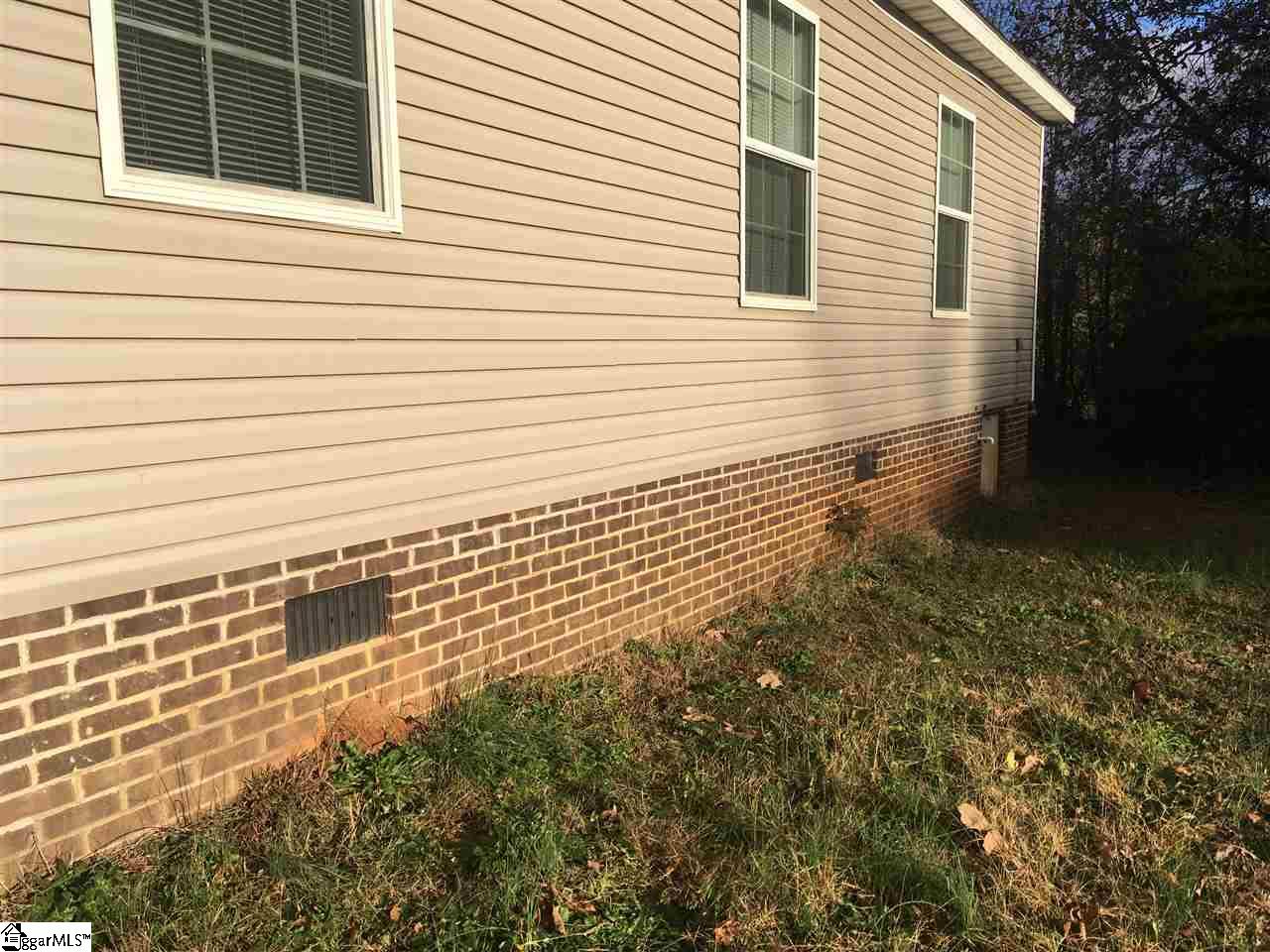 140 Greenpond Road Gray Court, SC 29645 - Photo 4 of 15