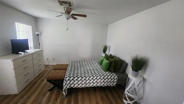 $2,400 | 9654 Meadowland Drive, Houston, TX 77063