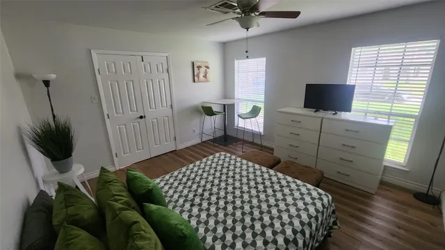 $2,400 | 9654 Meadowland Drive, Houston, TX 77063