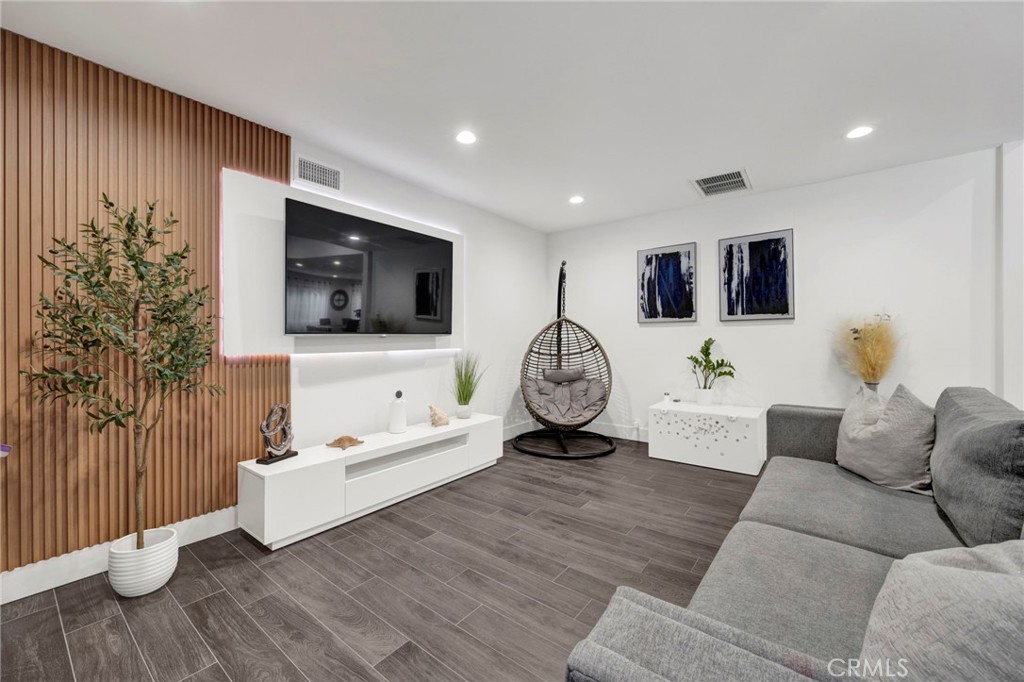 8746 Ruffner Avenue Northridge, CA 91343 - Photo 4 of 21