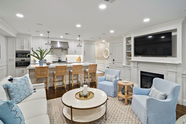 $2,025,000 | 361 Beacon Street, Unit 1, Boston, MA 02116