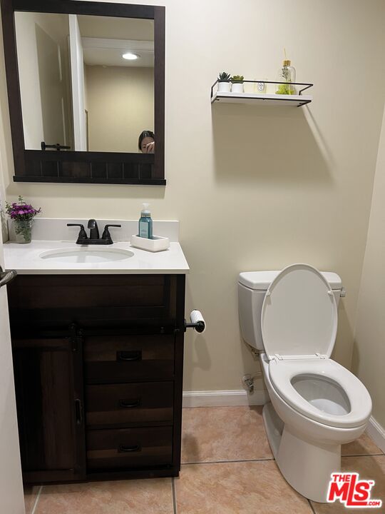 19528 Eagle Ridge Lane Porter Ranch, CA 91326 - Photo 8 of 20 a bathroom with a toilet a sink and mirror