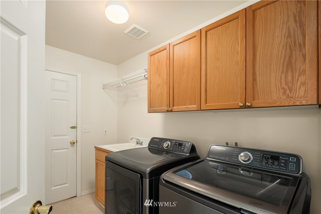 909 Graham Avenue Northeast Renton, WA 98059 - Photo 21 of 32 a utility room with dryer and washer