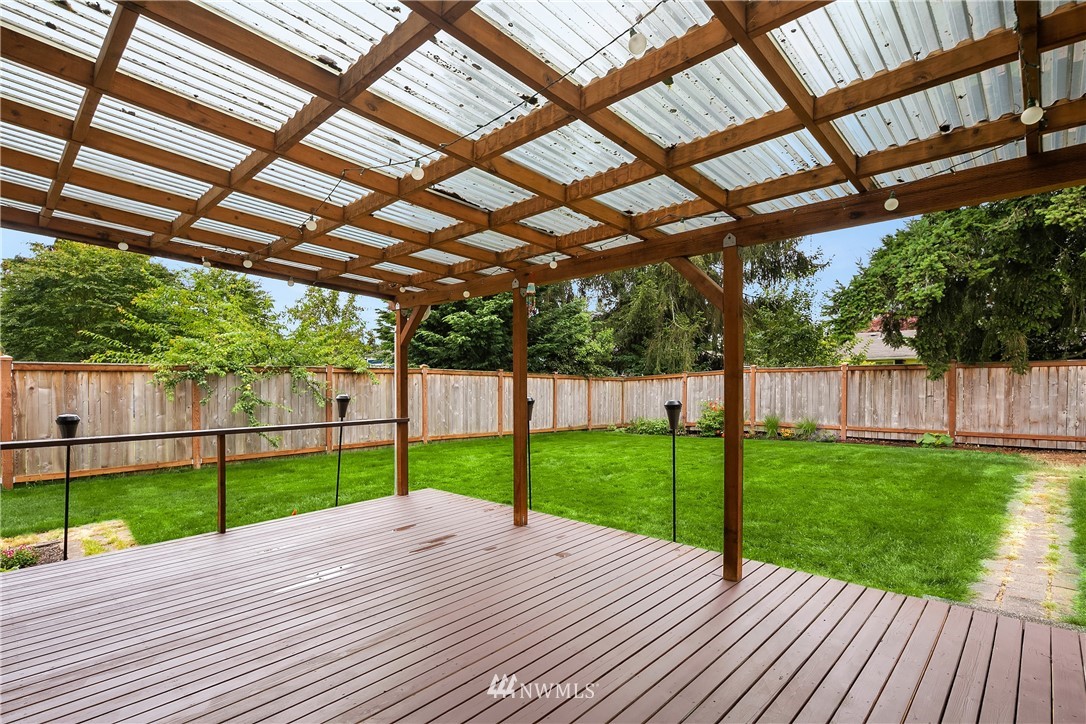 909 Graham Avenue Northeast Renton, WA 98059 - Photo 28 of 32 a view of a backyard with wooden floor and a backyard