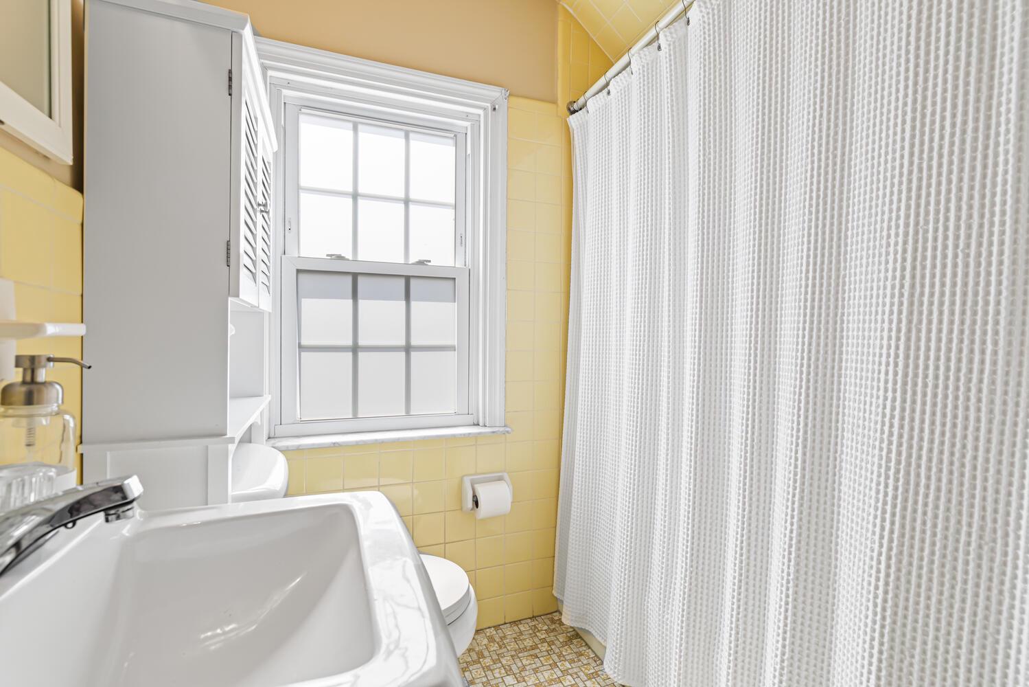 315 Edgemore Road Secane, PA 19018 - Photo 23 of 35 Second floor full bathroom.