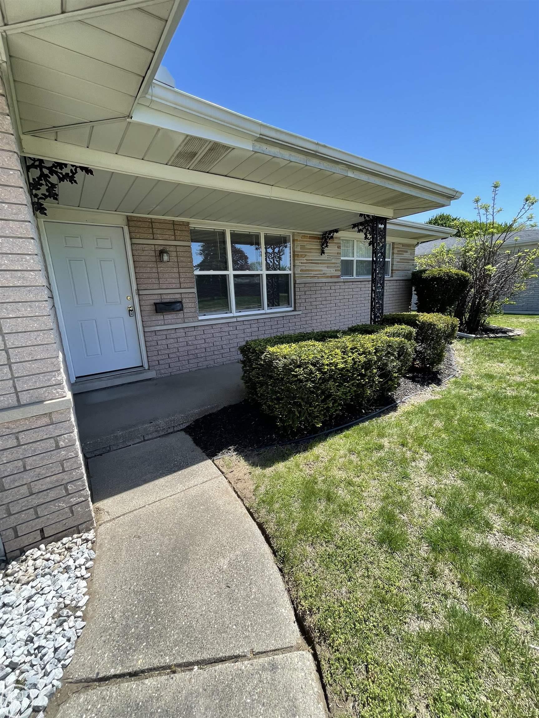 26404 Burg Road Warren, MI 48089 - Photo 3 of 35 50174300-dbcbbe05-9821-4b58-8924-3813d2528c9f.JPG