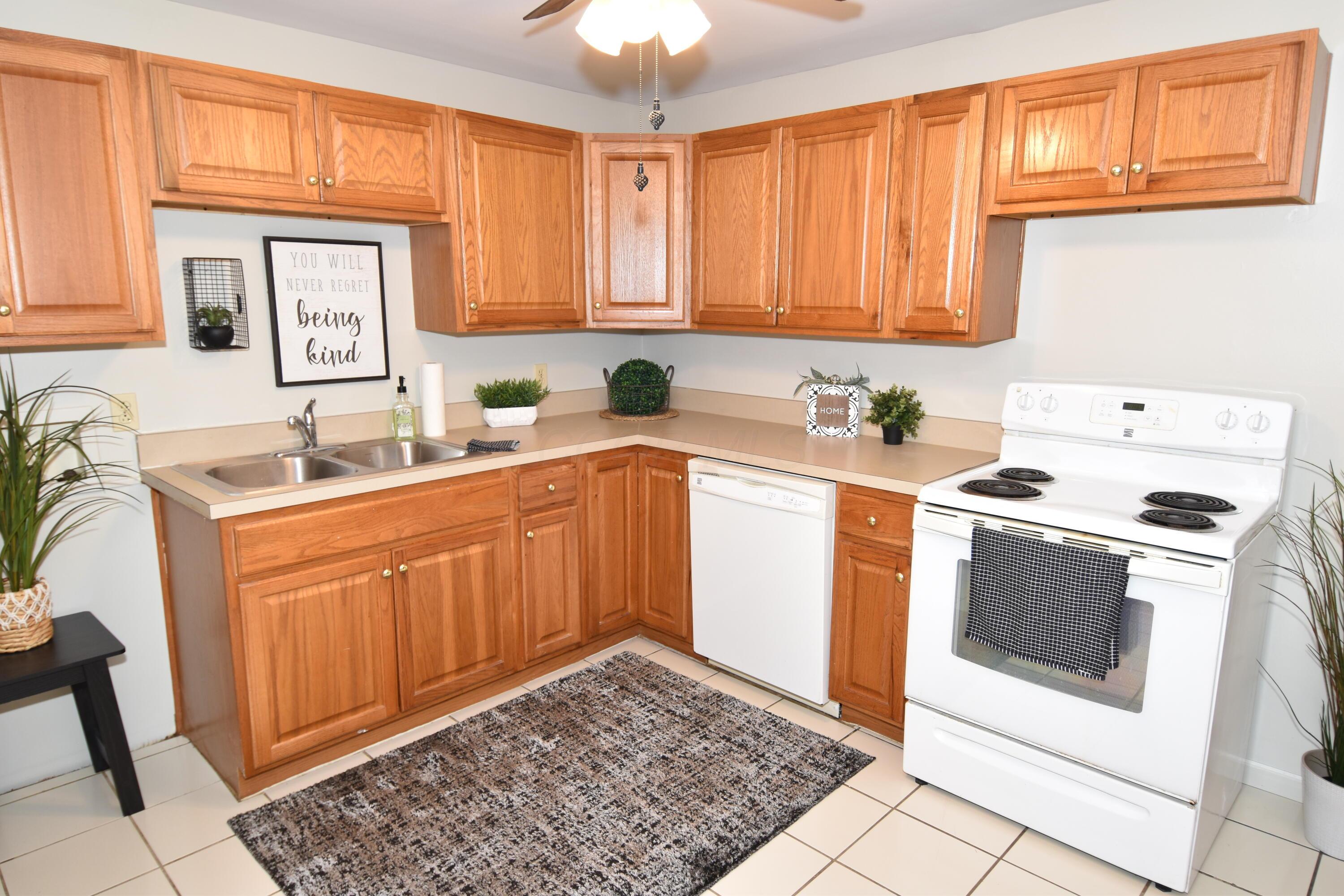 7075 Bartlett Road Reynoldsburg, OH 43068 - Photo 9 of 34 Kitchen