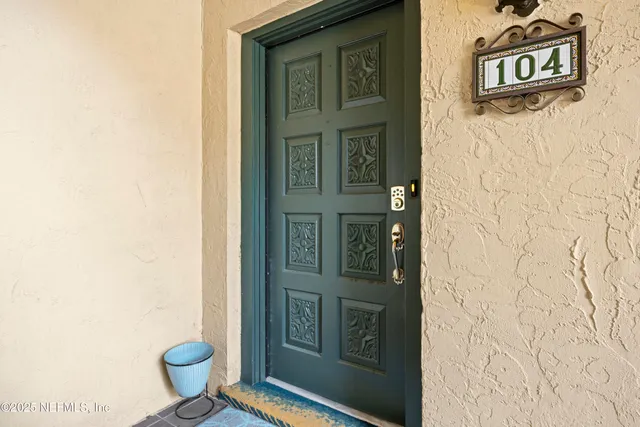 a picture of a black and white photo