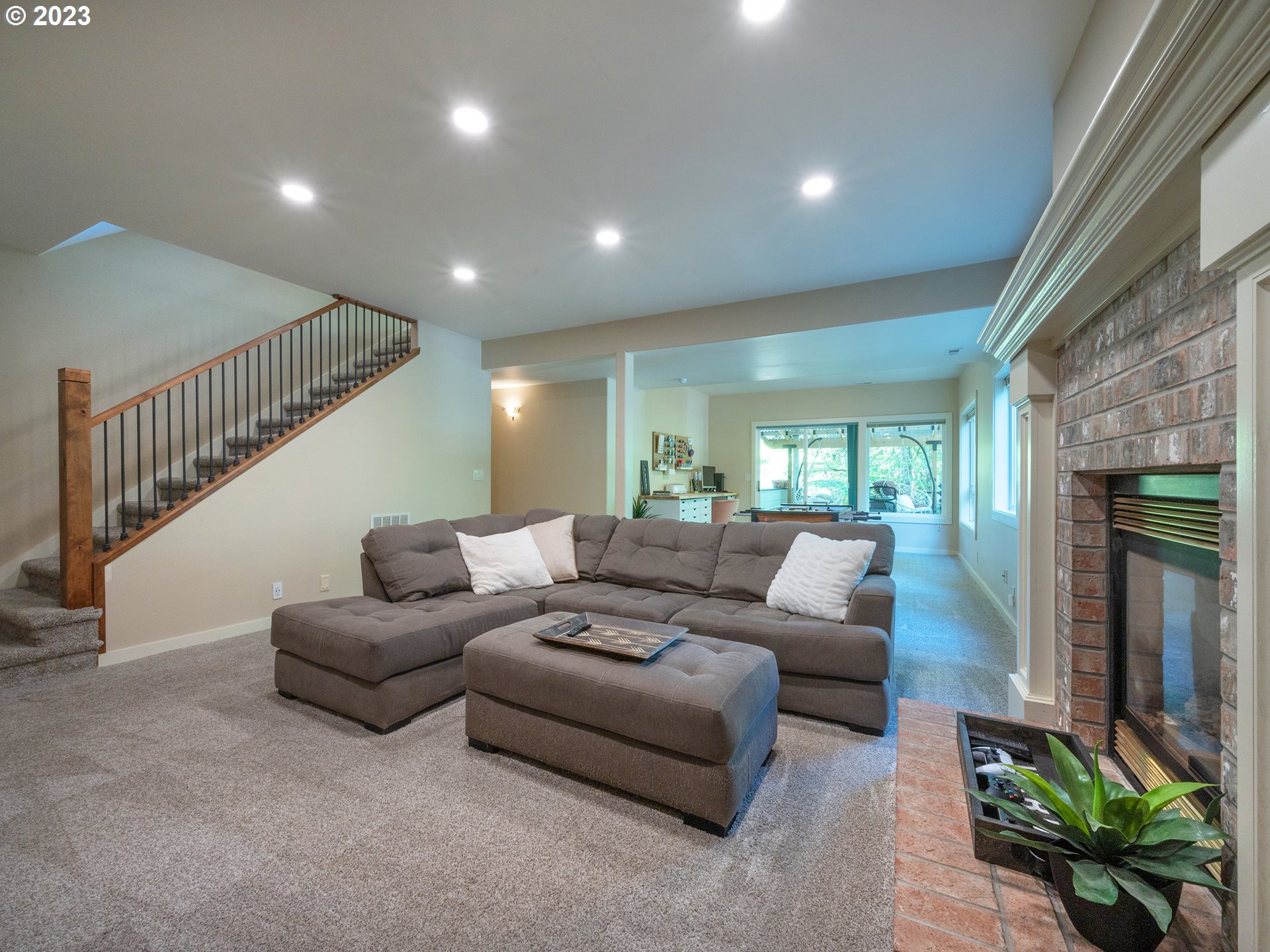 3875 Ashford Drive Eugene, OR 97405 - Photo 28 of 44 a living room with furniture and a potted plant