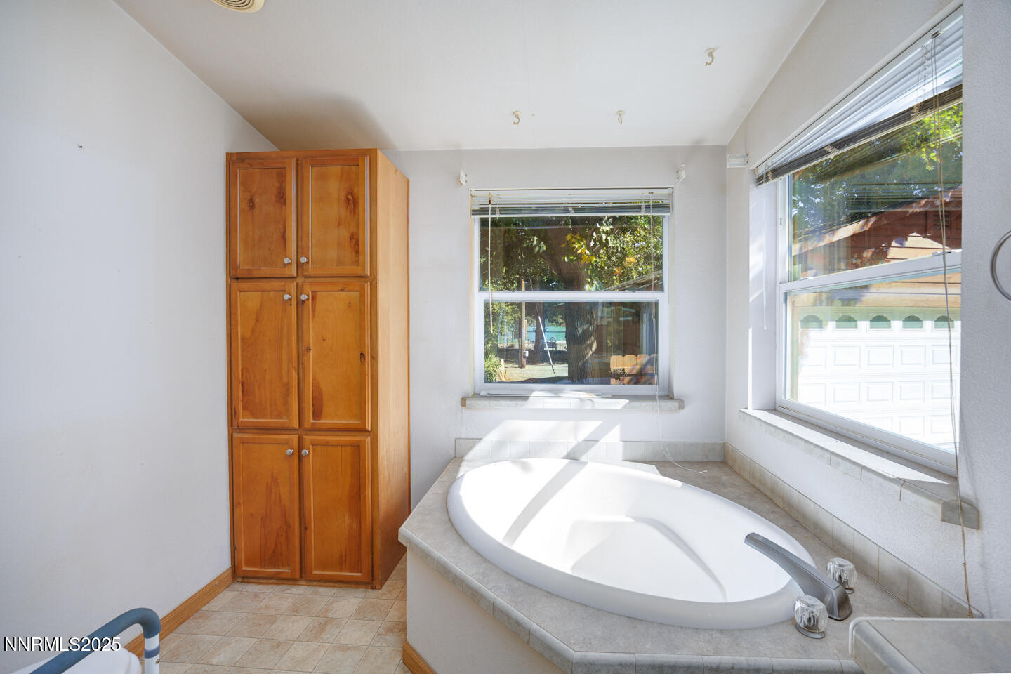 1480 River View Drive Fallon, NV 89406 - Photo 17 of 32 a en suite bathroom with a bathtub and window
