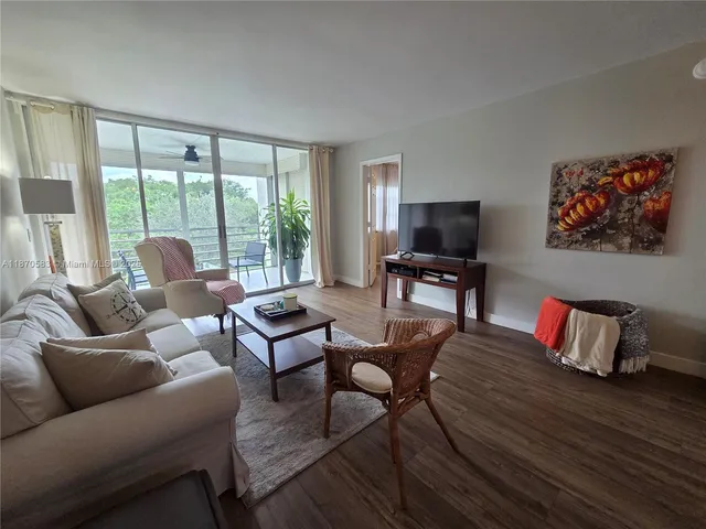 $3,000 | 9410 Poinciana Place, Unit 408, Davie, FL 33324