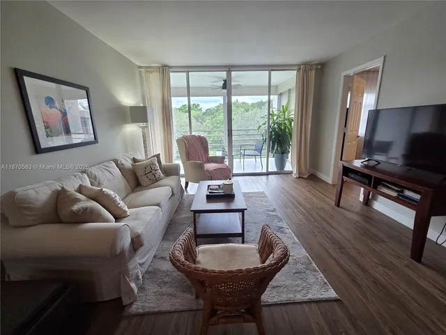 $3,000 | 9410 Poinciana Place, Unit 408, Davie, FL 33324