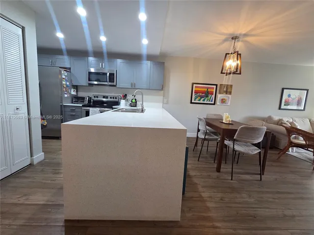 $3,000 | 9410 Poinciana Place, Unit 408, Davie, FL 33324