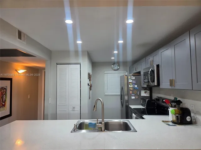 $3,000 | 9410 Poinciana Place, Unit 408, Davie, FL 33324