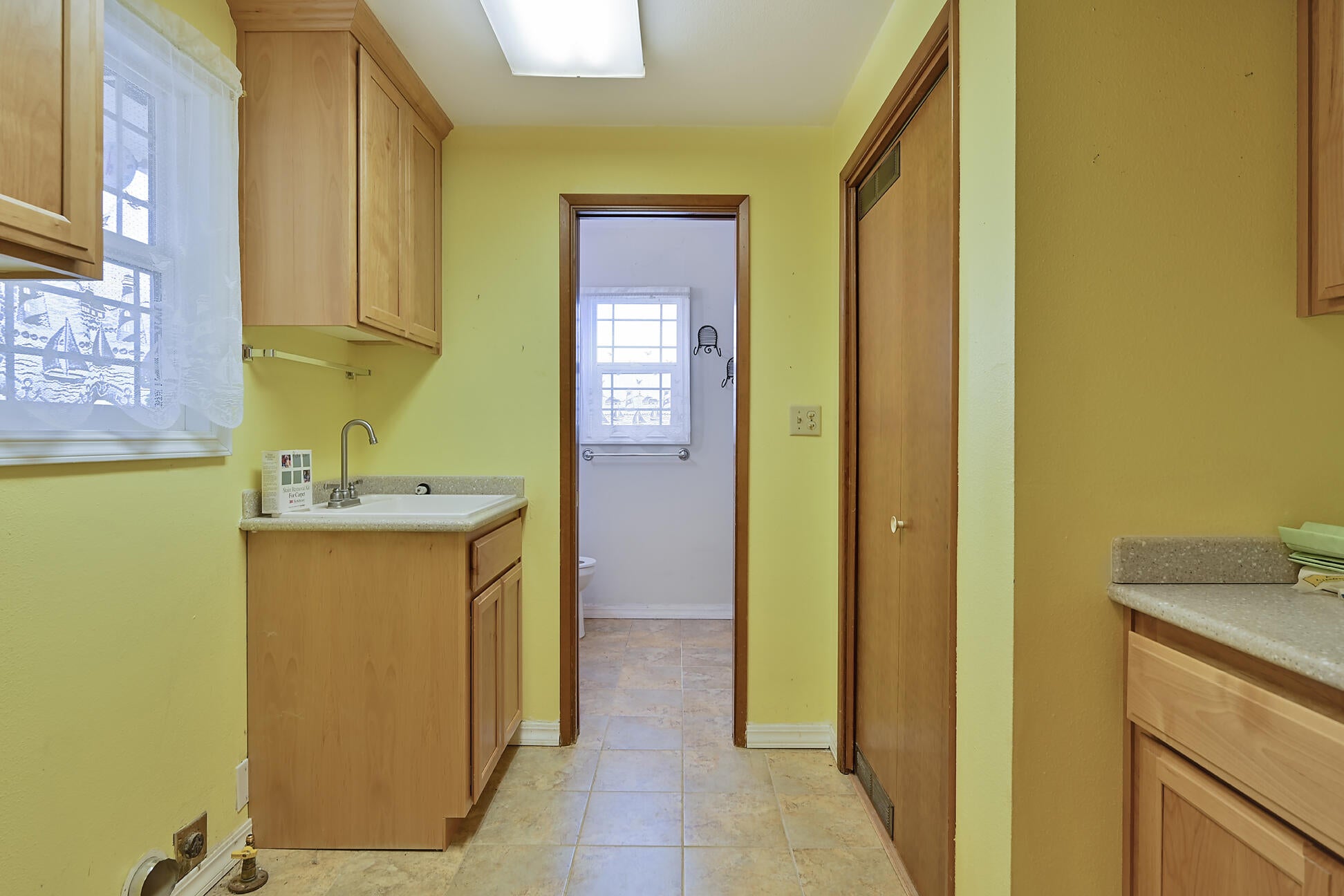 3812 Old Stage Road Central Point, OR 97502 - Photo 5 of 38 Laundry Room