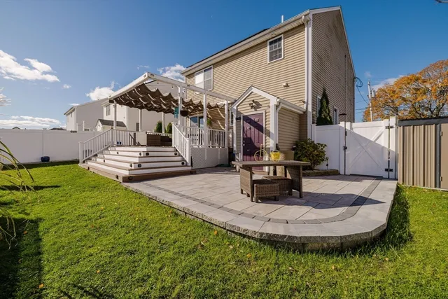a view of a house with backyard