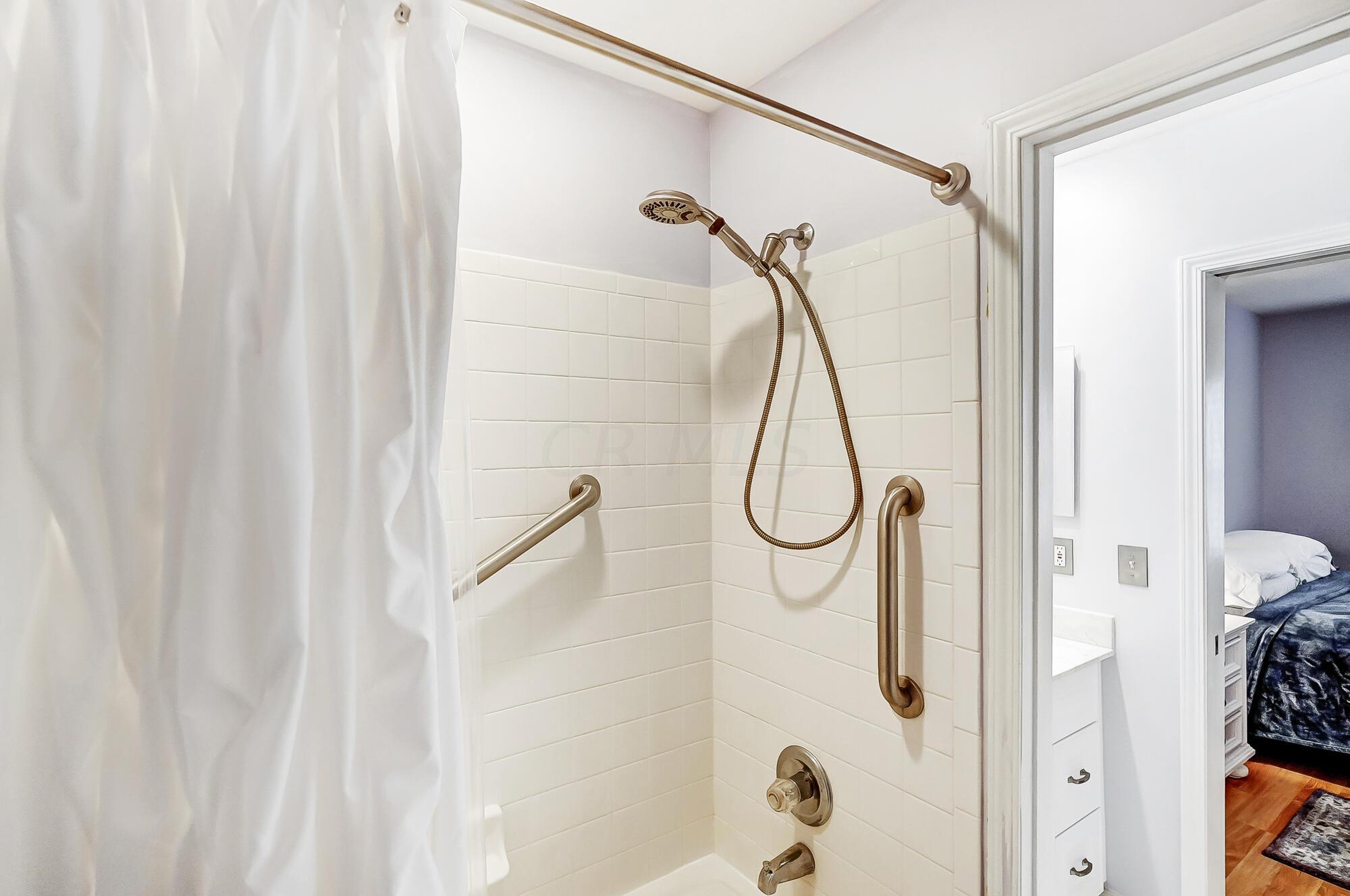214 Cameron Ridge Drive Columbus, OH 43235 - Photo 23 of 54 Primary Suite Bath