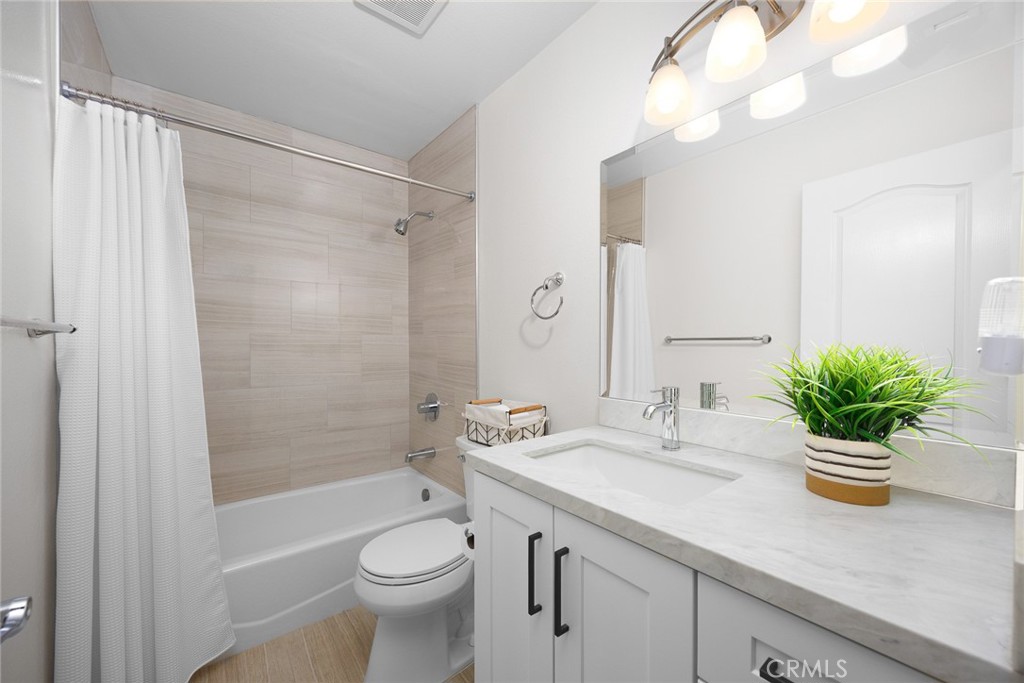 751 Ocean View Avenue, Unit A Monrovia, CA 91016 - Photo 19 of 29 a bathroom with a sink a toilet and a bathtub