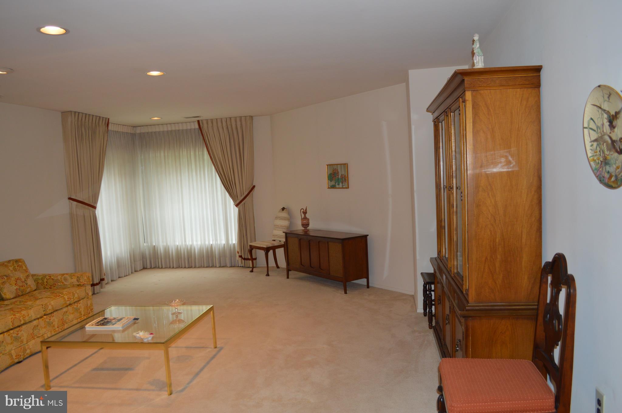 3021 Fallstaff Road, Unit 202B Baltimore, MD 21209 - Photo 8 of 24 Living Room