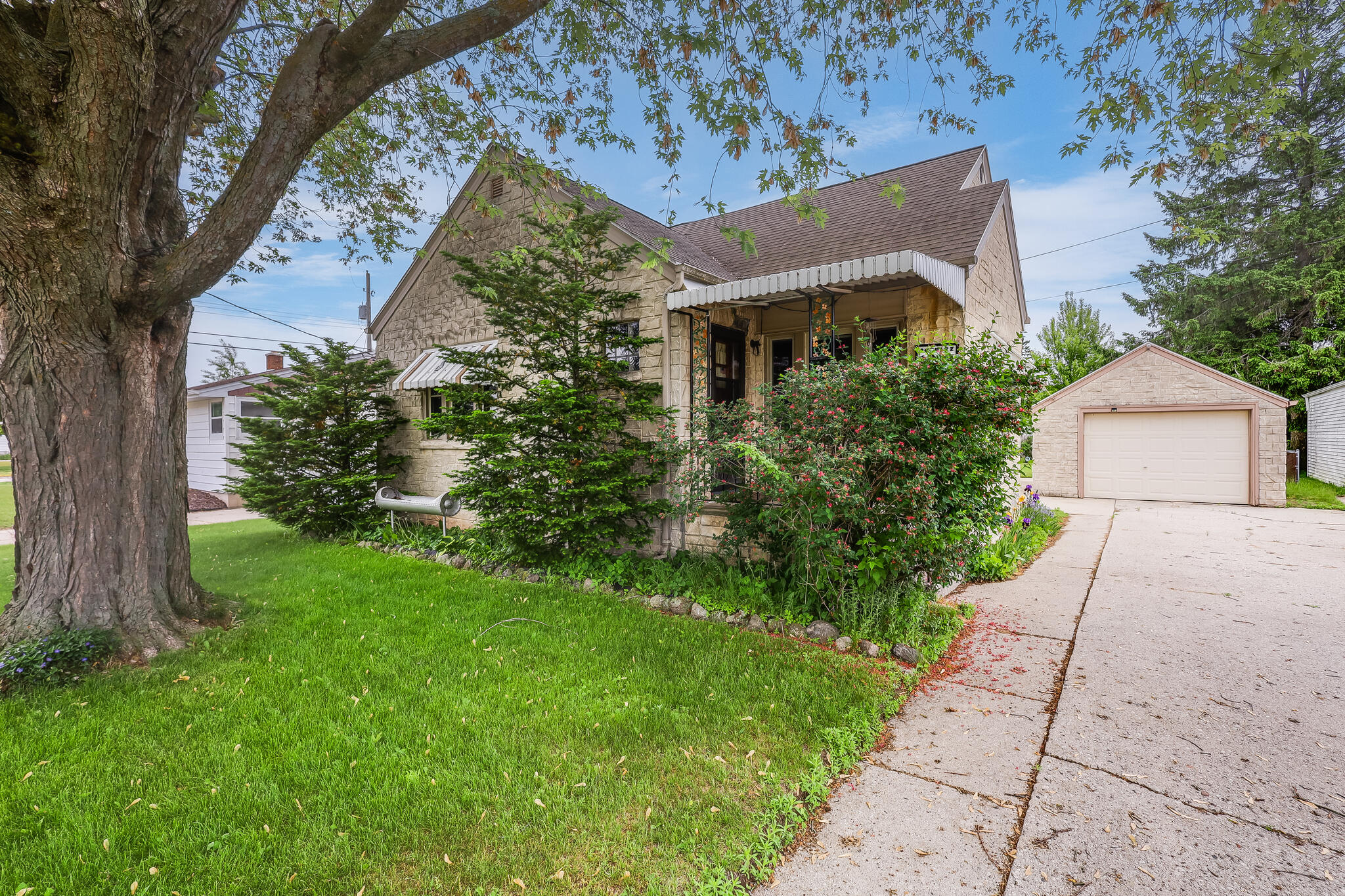 1013 Lowell Street Two Rivers, WI 54241 - Photo 1 of 26 IMG_9765