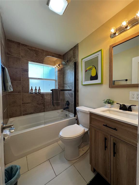 138 Woods Road San Mateo, FL 32187 - Photo 8 of 9 a bathroom with a sink a toilet and shower