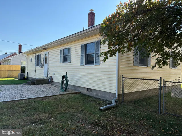 a view of a house with backyard