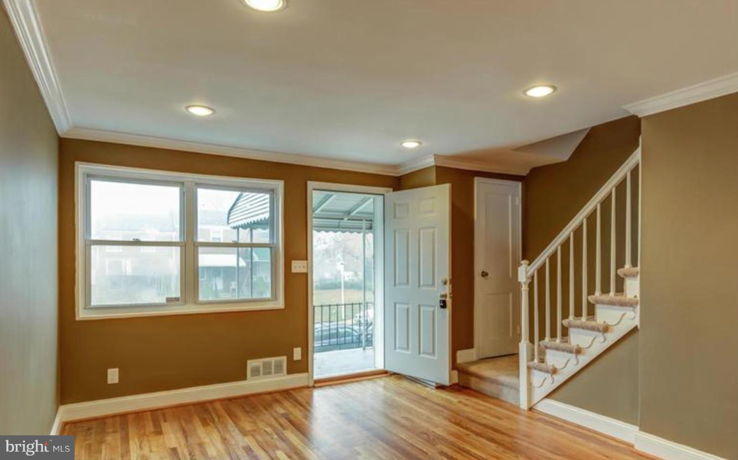 1034 Wedgewood Road Baltimore, MD 21229 - Photo 4 of 30 Living Room