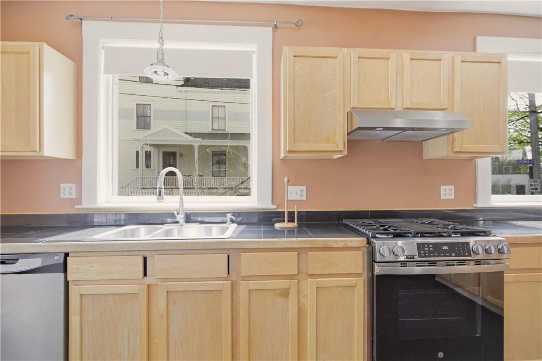 24 Spring Street Newport, RI 02840 - Photo 8 of 27