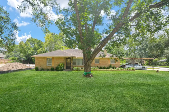 a view of a house with a yard