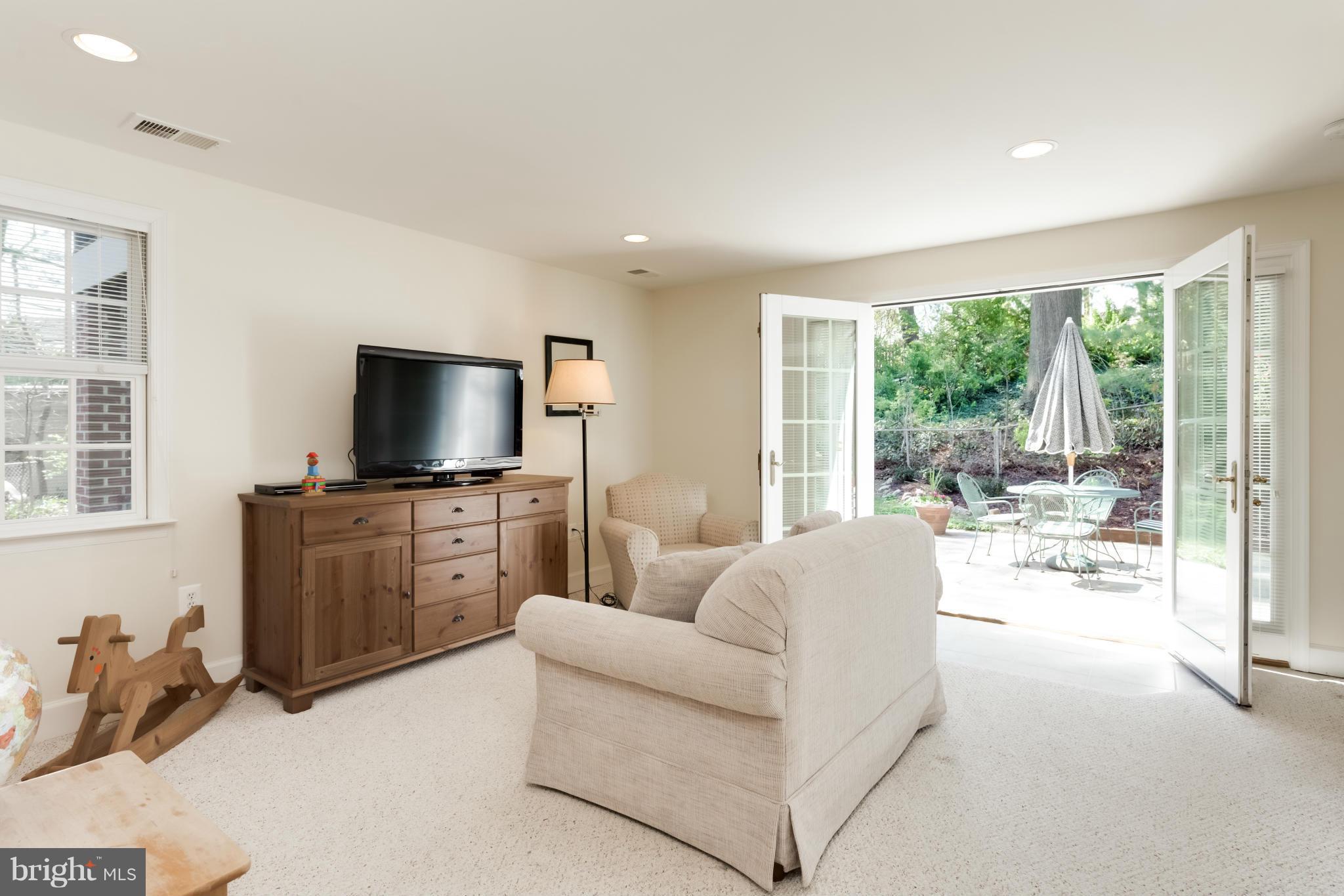 4508 19th Road North Arlington, VA 22207 - Photo 20 of 30 a living room with furniture and a flat screen tv