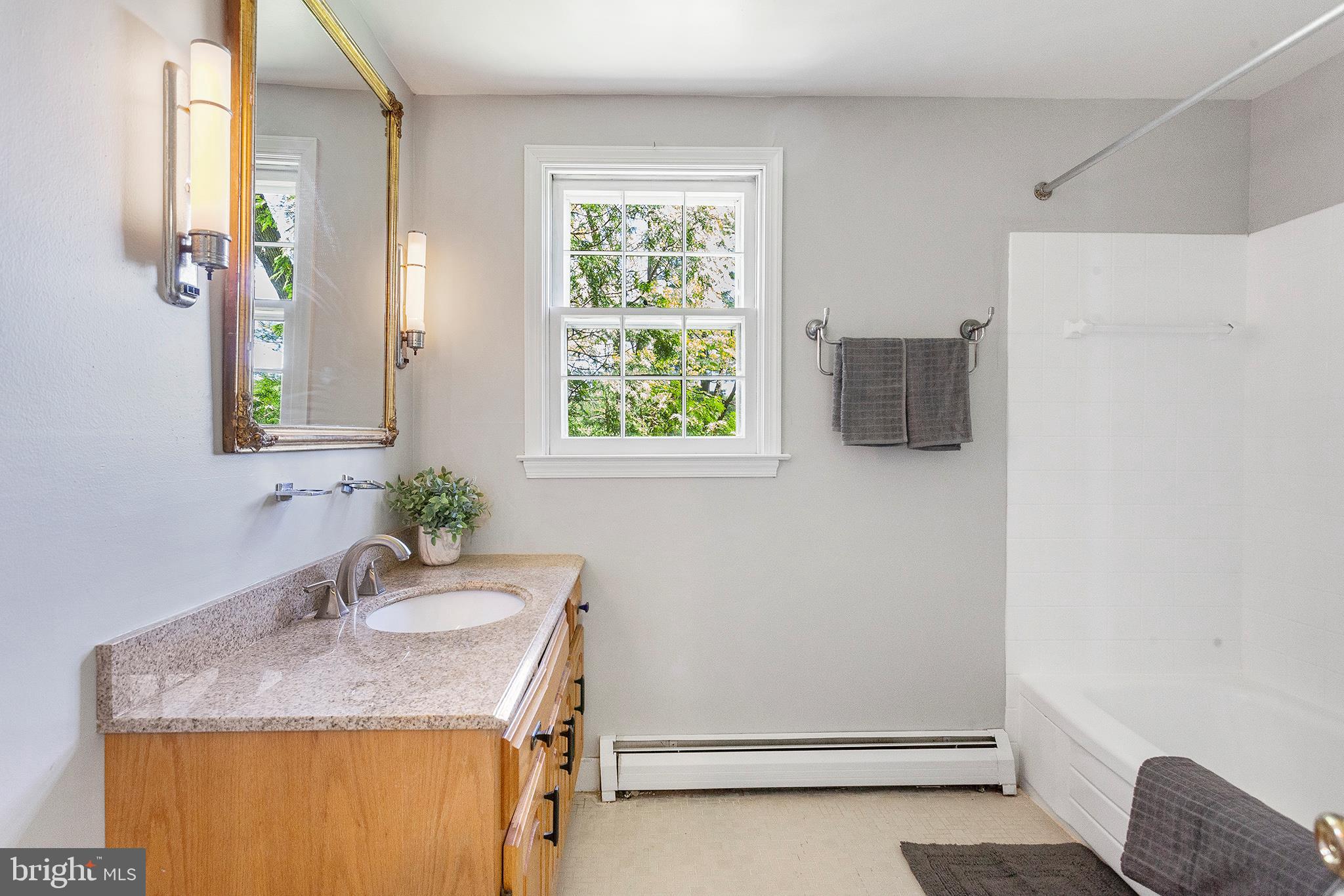 791 Farnum Road Media, PA 19063 - Photo 22 of 31 791 Farnum Road, Media. Full Hallway Bathrom