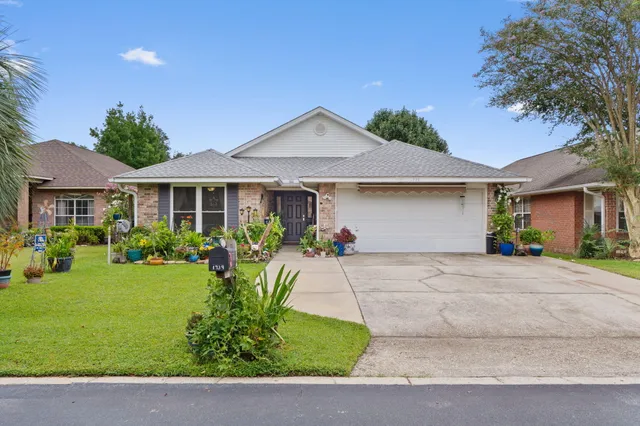a view of a house with backyard and garden
