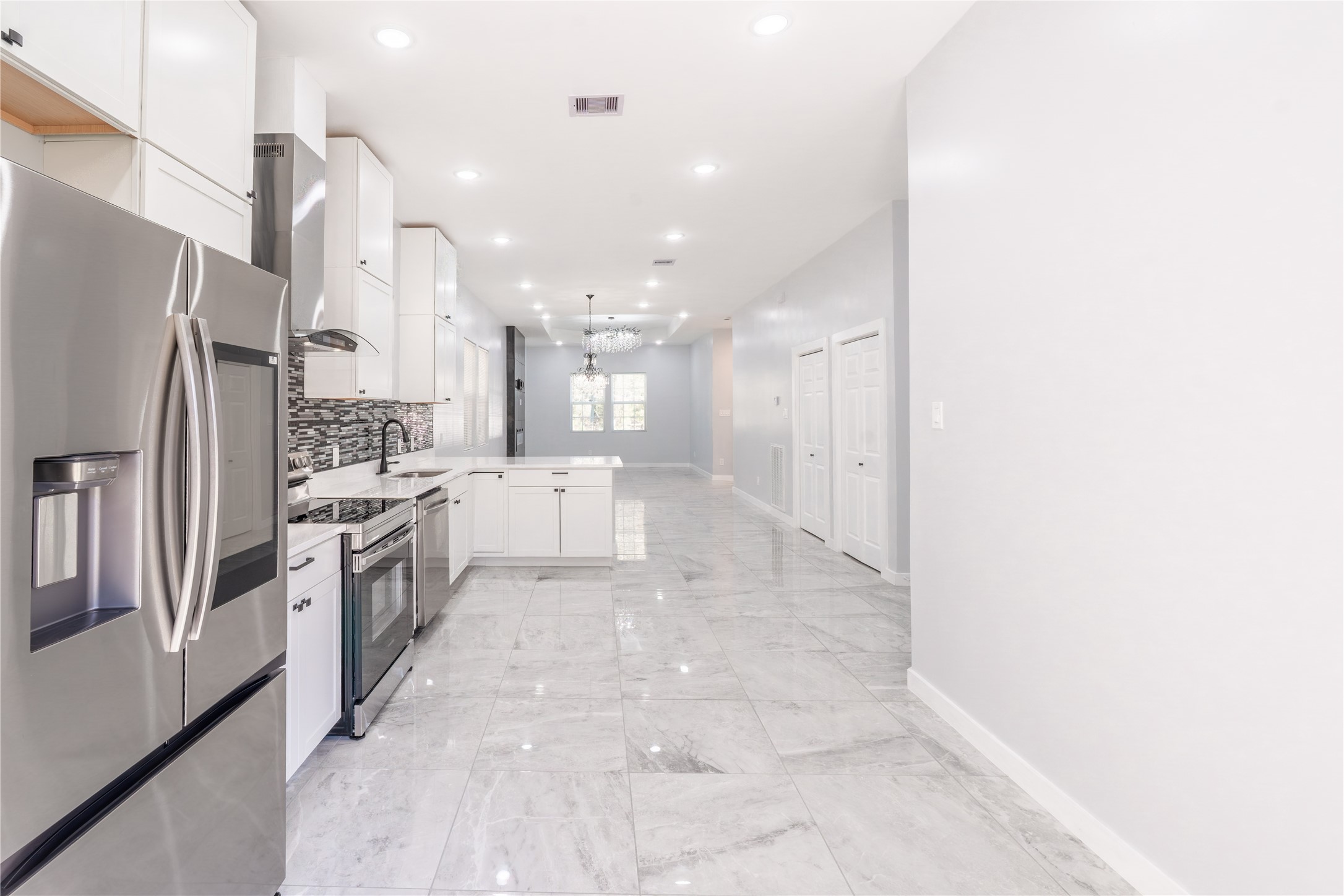 164 County Road 3370 Cleveland, TX 77327 - Photo 11 of 27 Another inviting angle from the breakfast area.