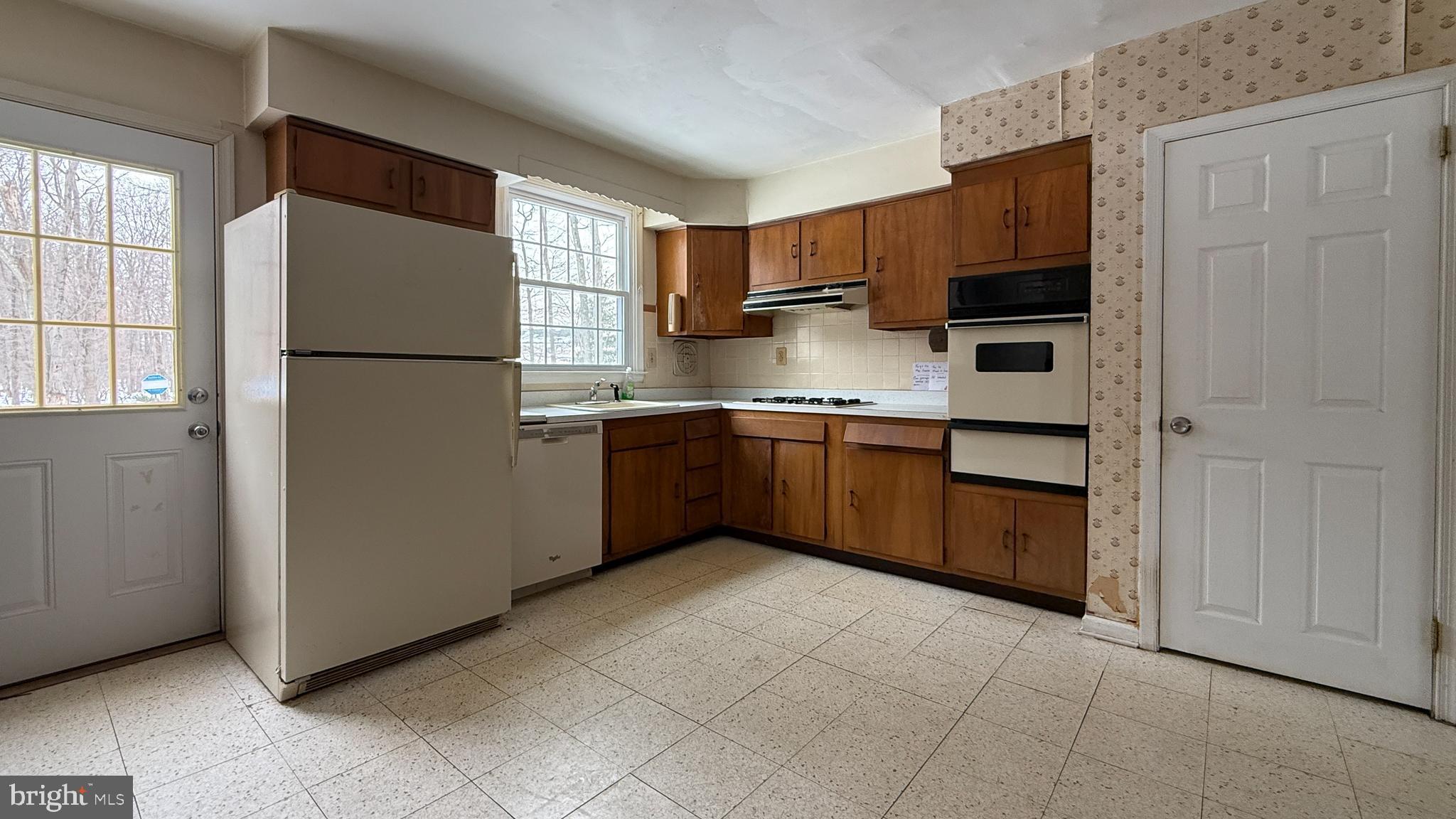 2344 Oakfield Road Warrington, PA 18976 - Photo 9 of 27