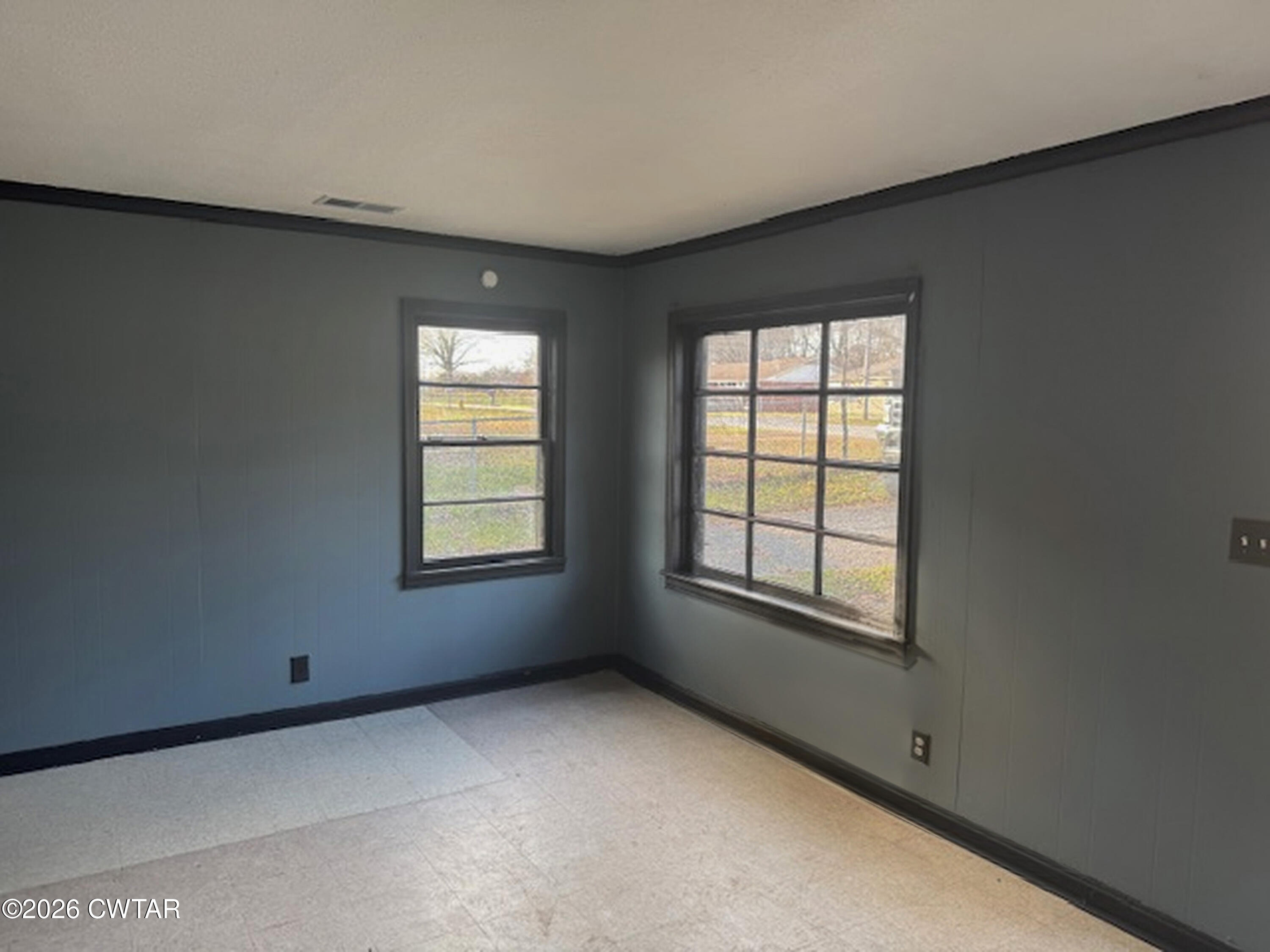 3043 Culpepper Saint Extension Milan, TN 38358 - Photo 5 of 8 an empty room with windows