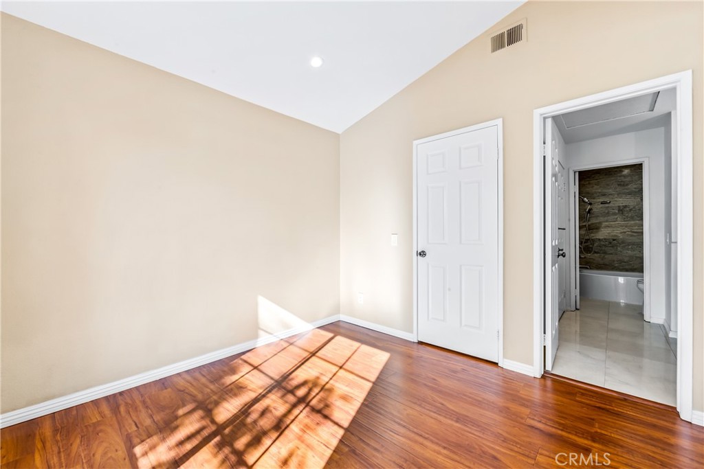 68 Marbella Aisle, Unit 34 Irvine, CA 92614 - Photo 23 of 38 Jack-and-Jill Bathroom for bedrooms 2 and 3