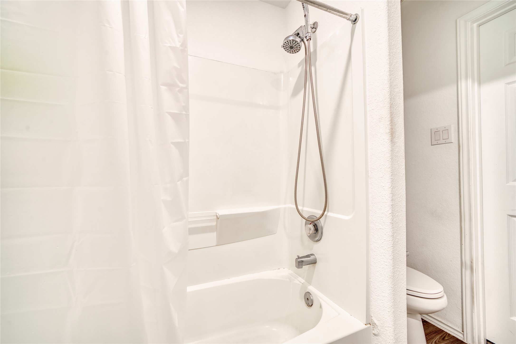 184 Kelly Street Angleton, TX 77515 - Photo 11 of 19 Shower and tub combo